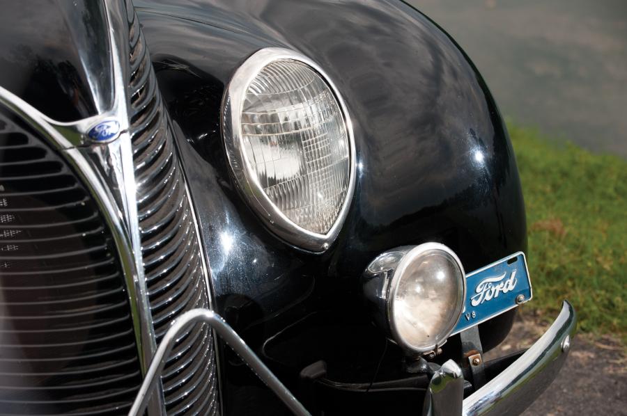  Ford DeLuxe 5-Window Coupe 1938 года  (фото 16 из 22)